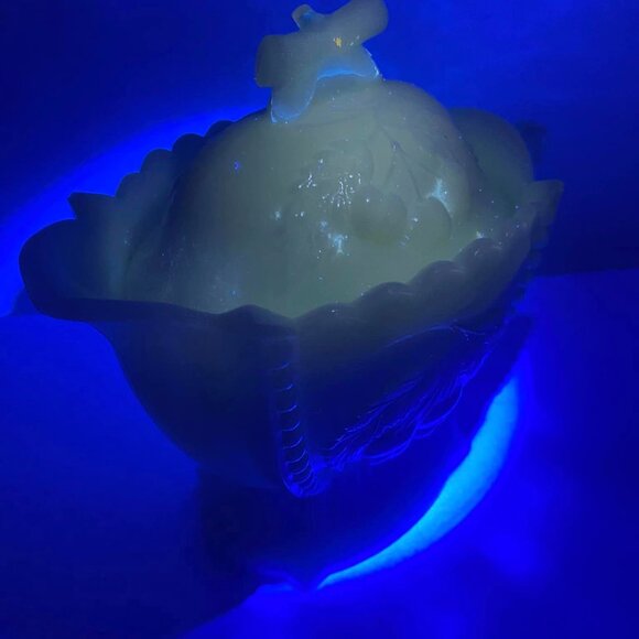 Vintage Westmoreland White Glass Lidded Sugar Bowl Cherries Grapes Vine Design - Picture 9 of 9